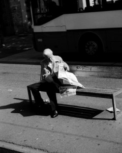 Sich hinsetzen und Zeitung lesen