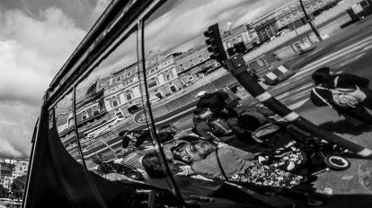 Busfenster, in dem sich Menschen spiegeln